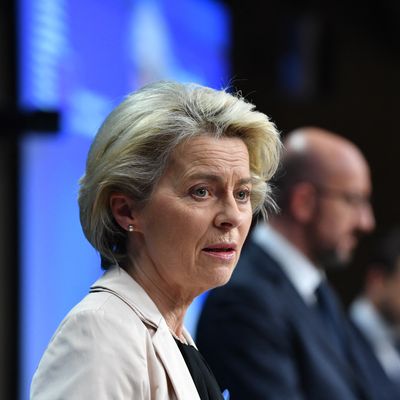 La présidente de la Commission européenne, Ursula von der Leyen au siège de l'Union européenne, à Bruxelles, le 25 mars 2022.