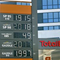 Etes-vous prêts à avoir froid pour l’Ukraine ? Ici une station essence de TOTAL ENERGIES affichant une montée des prix suite à la guerre en Ukraine, 8 mars 2022
