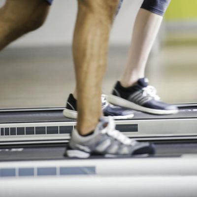Une femme et un homme utilisent un tapis de course.