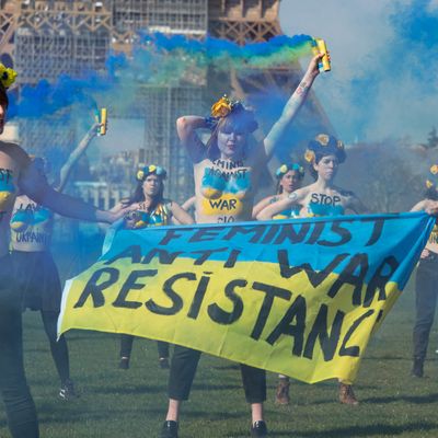 6/03/2022, 50 activistes FEMEN, peintes aux couleurs de l'Ukraine rassemblées sur le champ de Mars