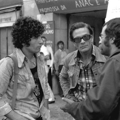 Ninetto Davoli et Pier Paolo Pasolini devant un cinéma au Campo Santa Margherita, Venise, 1962.
