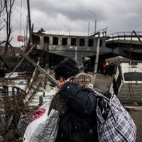 Les combats continuent en Ukraine et font fuir les habitants, comme ici à Irpin.