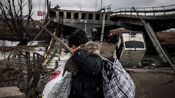 Les combats continuent en Ukraine et font fuir les habitants, comme ici à Irpin. ©AFP - DIMITAR DILKOFF / AFP