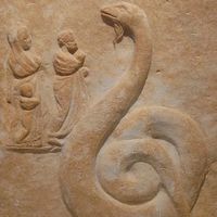 Détail d'un relief attique avec Zeus Meilichios représenté en serpent. A gauche une famille de suppliants. Dédié par Aristomène. Entre 350-300 av. J.-C.