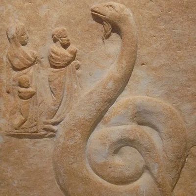 Détail d'un relief attique avec Zeus Meilichios représenté en serpent. A gauche une famille de suppliants. Dédié par Aristomène. Entre 350-300 av. J.-C.