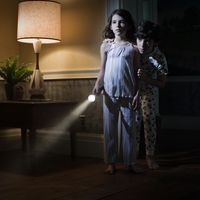 Pourquoi n'a-t-on pas peur ? Frère et sœur dans la nuit, une torche à la main