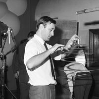 Guy Reibel au studio de musique expérimentale du GRM 1967