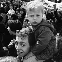 Un jeune enfant au défilé traditionnel du 1er mai en 1968