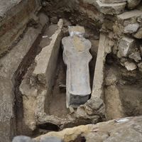 Sarcophage du 14e siècle découvert dans le sous-sol de Notre-Dame de Paris (15 mars 2022).