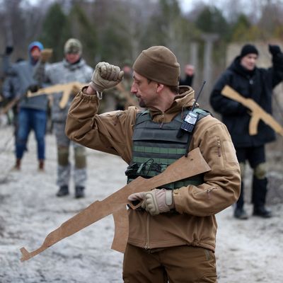 Entraînement militaire de civils ukrainien pour combattre l'invasion russe
