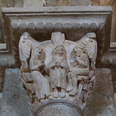 Chapiteau montrant le prêtre Eugène découvrant ses seins devant un juge et une femme (Vézelay)