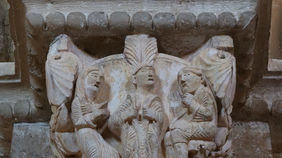 Chapiteau montrant le prêtre Eugène découvrant ses seins devant un juge et une femme (Vézelay) - GO69 en Creative commons via Wikipedia