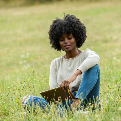 Une jeune afro-américaine dans un parc public aux Etats-Unis