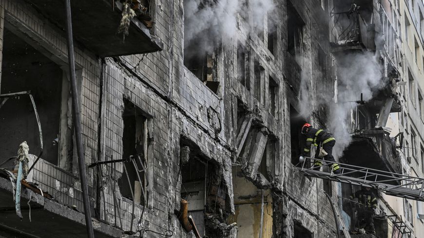 Un pompier tente de rejoindre l'immeuble détruit par une explosion dans le district d'Obolon à Kiev