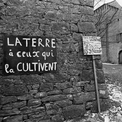 Affiche et paysan dans un village du Larzac, mars 1973