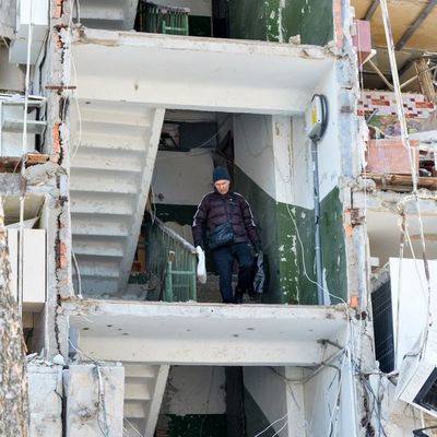 Un immeuble ravagé dans la ville de Kharkiv en Ukraine, le 13 mars 2022