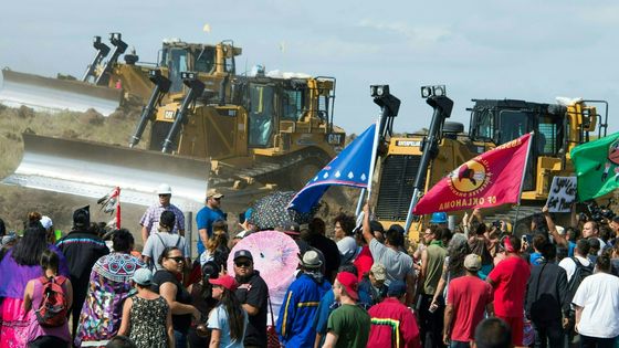 3/09/2016, les Sioux de Standing Rock opposés au Dakota Access Pipeline affrontent les bulldozers ©AFP - Robyn BECK