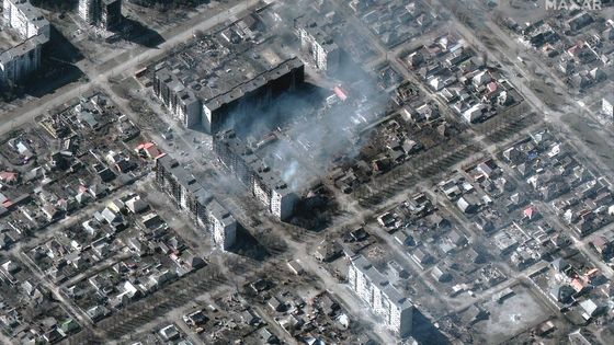 Image satellite d'immeubles d'habitation détruits à Marioupol, en Ukraine, le 22 mars 2022. ©AFP - Maxar Technologies