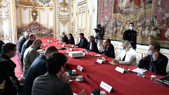 Les candidats à la présidentielle ont assisté à un briefing du Premier ministre Jean Castex sur la guerre en Ukraine, à l'hôtel Matignon, le 28 février 2022. ©AFP - STEPHANE DE SAKUTIN / POOL