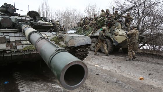 Chars ukrainiens en périphérie de la ville de Louhansk ©AFP - Anatolii Stepanov