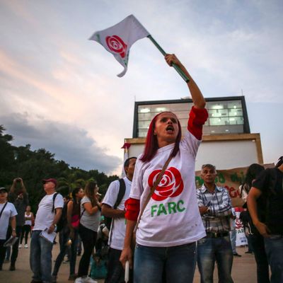 Une militante des FARCs manifeste pour que les accords de paix soient respectés.
