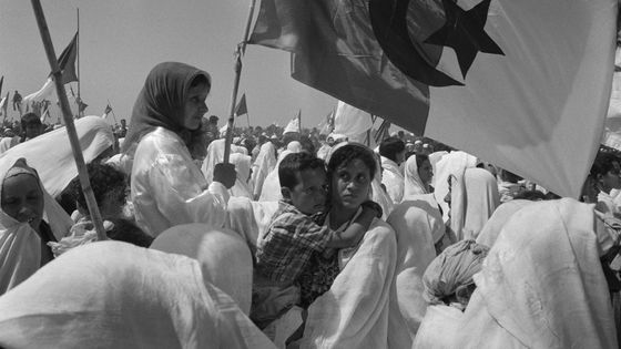 Rassemblement à Alger après la proclamation de l'indépendance de l'Algérie en juillet 1962 ©Getty - Reporters associés / Gamma-Rapho