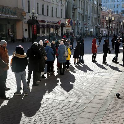 Une queue pour retirer de l'argent, à la Tinkoff Bank, au centre-ville de Moscou, le 9 mars 2022.