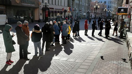 Une queue pour retirer de l'argent, à la Tinkoff Bank, au centre-ville de Moscou, le 9 mars 2022. ©Maxppp - MAXIM SHIPENKOV/EFE/Newscom