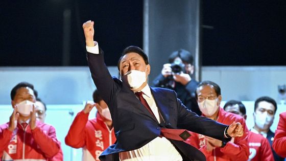 Le nouveau président conservateur Yoon Suk-yeol a été élu avec une courte majorité. ©AFP - JUNG YEON-JE