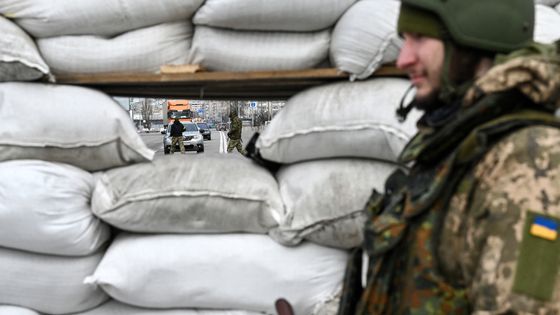 Des militaires de la défense territoriale ukrainienne un poste de contrôle dans la banlieue de Kiev, ©AFP - GENYA SAVILOV