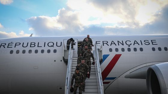 Des militaires français à leur arrivée à la base de Mihail Kogălniceanu, en Roumanie, le 3 mars 2022 ©AFP - DANIEL MIHAILESCU