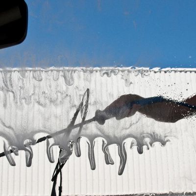 Un homme en train de laver sa voiture à une station de lavage, à Millau, dans l'Aveyron.
