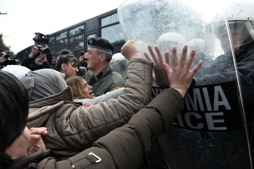 Des réfugiées confrontent les forces de polices grecques en Thessalonique