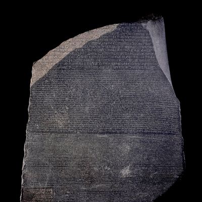Partie de stèle portant un décret en trois blocs de textes : hiéroglyphique, démotique et grec.