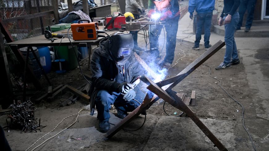 Des volontaires fabriquent un hérisson anti-char à Lviv.