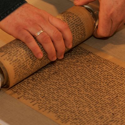 Le conservateur enroule soigneusement le manuscrit de "Sur la route" long de près de 11 mètres.