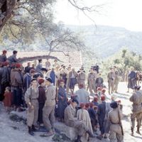 Des soldats harkis dans un village, combattants algériens en uniforme supplétif de l'Armée Française, près de Kreider dans le sud oranais, en août 1959 lors de la guerre d'Algérie