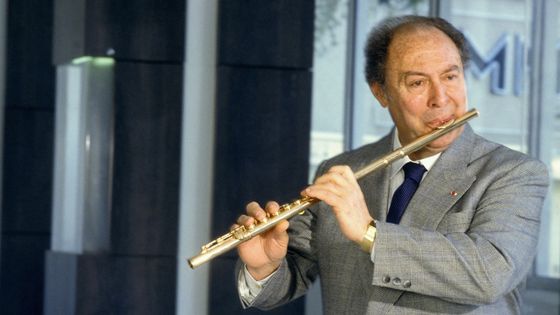 Jean-Pierre Rampal, flûtiste (Marseille, 7 janvier 1922 - Paris, 20 mai 2000) ©Getty - Photo by Alain BENAINOUS/Gamma-Rapho via Getty Images