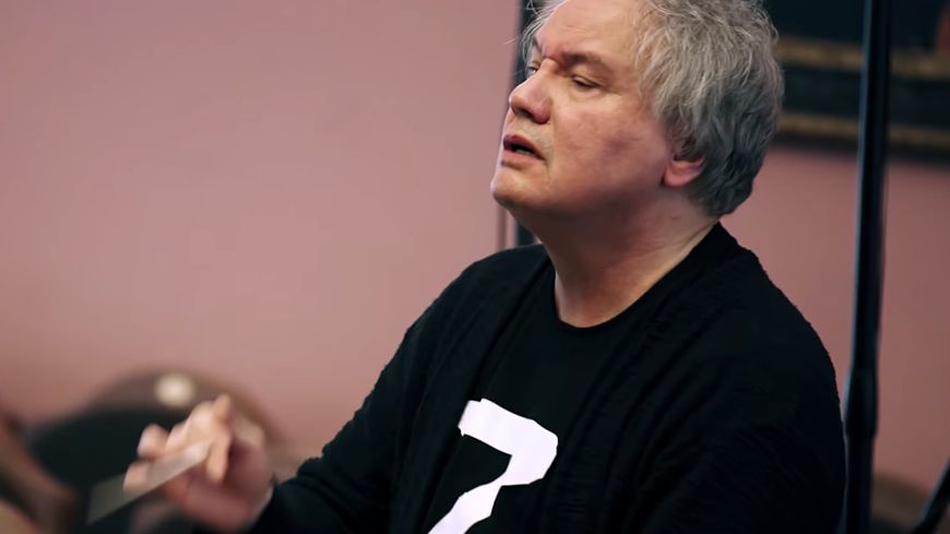 Mikhaïl Khokhlov, directeur de l'école Gnessine, arbore le "Z" de soutien à Poutine