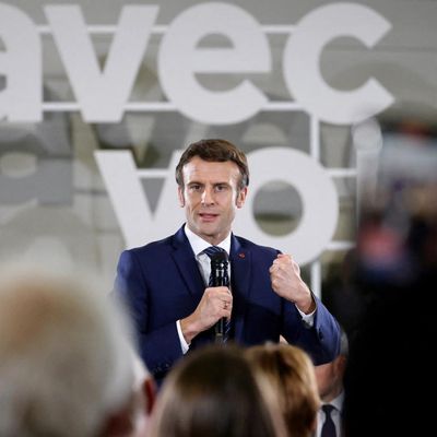 Le président de la République, Emmanuel Macron, lors d'une "conversation" avec des habitants de Poissy (Yvelines) le 27 mars 2022