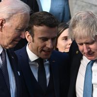 Boris Johnson, Emmanuel Macron et Joe Biden à leur arrivée au siège de l'OTAN à Bruxelles le 24 mars 2022.