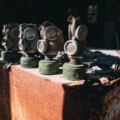 Photo prise à Kiev, en Ukraine : gros-plan sur de vieux masques à gaz