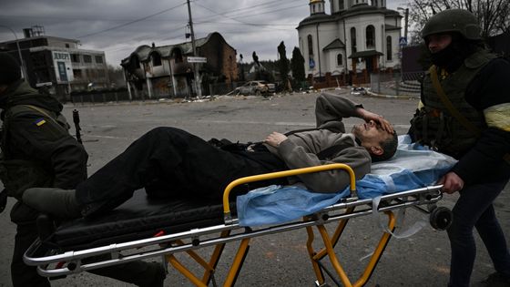 Une victime des bombardements russes dans une localité à l'ouest de Kiev, le 24 février dernier. ©AFP - ARIS MESSINIS