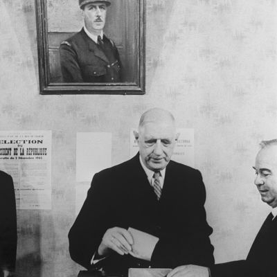 Devant son propre portrait, le président Charles de Gaulle vote, en 1965.