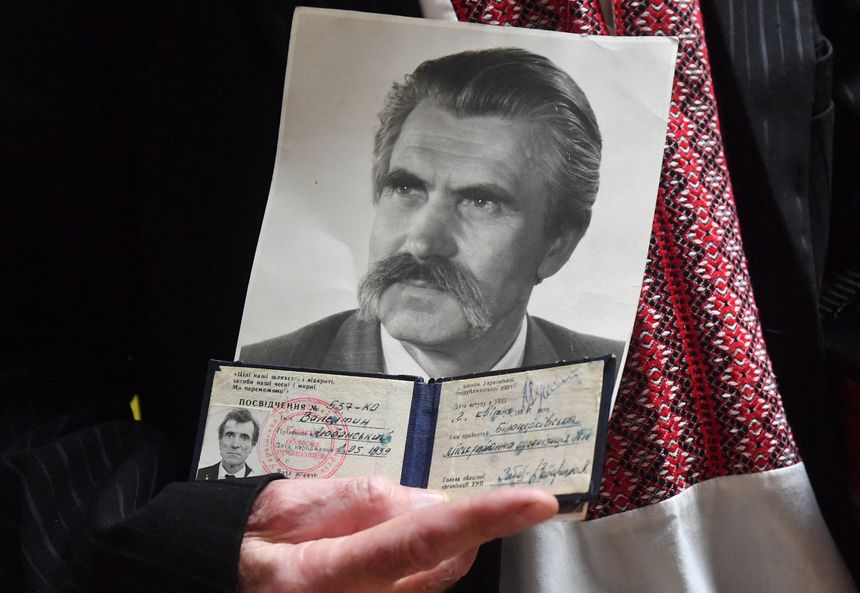 Levko Loukianenko (1928-2018), deux fois emprisonné à l'époque soviétique, est un des rédacteurs de la déclaration d'indépendance ukrainienne de 1991.