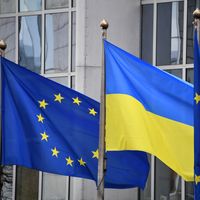 Le drapeau ukrainien et le drapeau européen lors d'une session du Parlement européen sur l'invasion de l'Ukraine par la Russie au siège de l'UE à Bruxelles