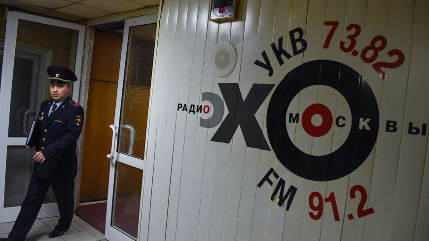 Après plus de 30 ans d'existence, la radio libre Écho de Moscou a été interdite d'antenne par les pouvoirs publics russes, avant d'être liquidée par son Conseil d'Administration.