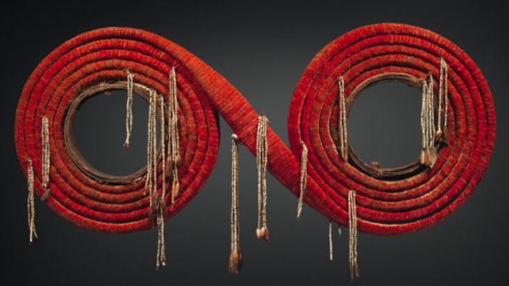 Monnaie de mariage ou teau plumes rouges de l'oiseau myzonela cardinalis. XIXXèm siècle