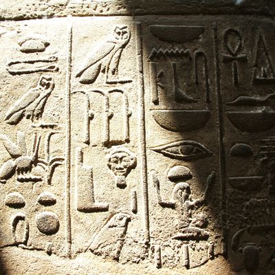 Hiéroglyphes gravés sur un mur.