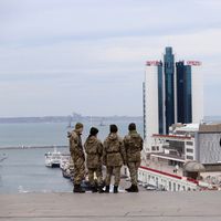 Des cadets ukrainiens se tiennent sur le front de mer d'Odessa, dans le sud de l'Ukraine, le 19 février 2022.